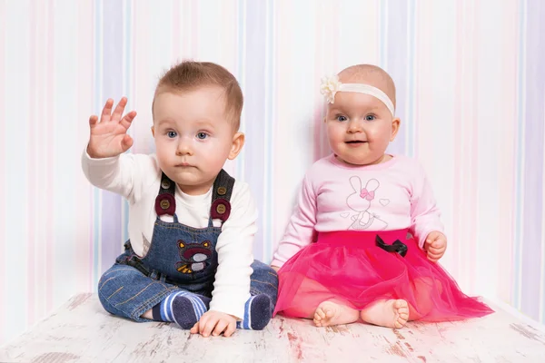 Jumeaux Bebe Garcon Et Fille Avec Smartphone Amusant En Utilisant Stock Photo