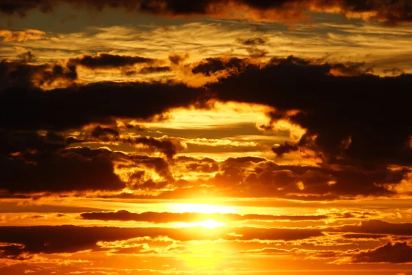 Moody turuncu akşam gökyüzü