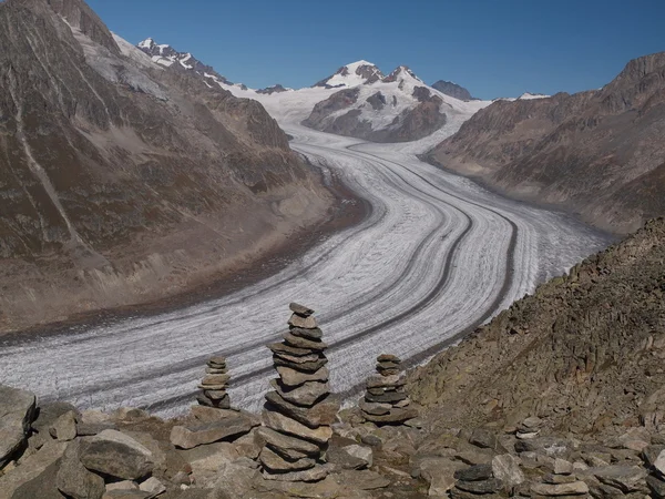 Steinmänner mit dem aletschgletscher — Stockfoto