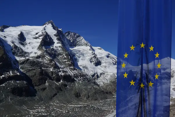 Grossglockner com bandeira da UE — Fotografia de Stock