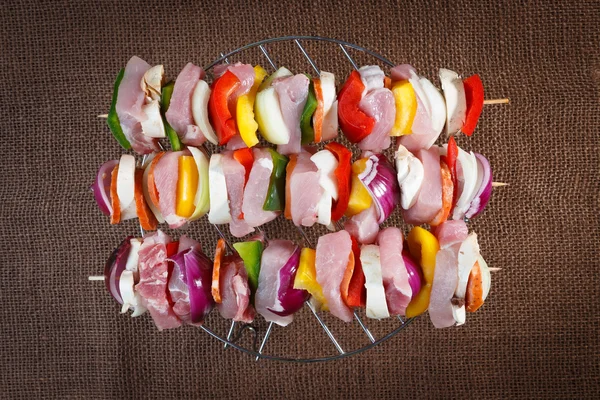 Rohe Schweinespieße zum Grillen bereit — Stockfoto