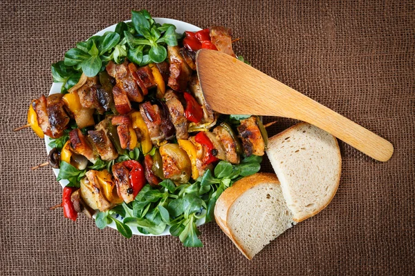 Gegrillte Fleischspieße mit Gemüse und Brot — Stockfoto