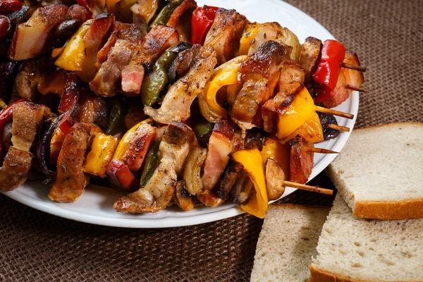 Mięso z grilla szaszłyki z warzyw i pieczywa — Zdjęcie stockowe