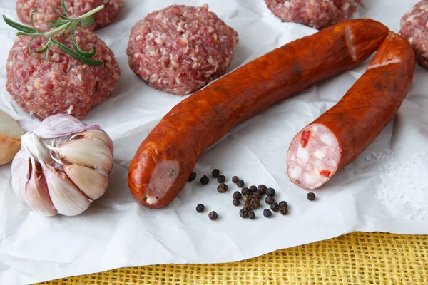 Carne de hamburguesa picada cruda y salchicha con hierbas y especias preparan —  Fotos de Stock