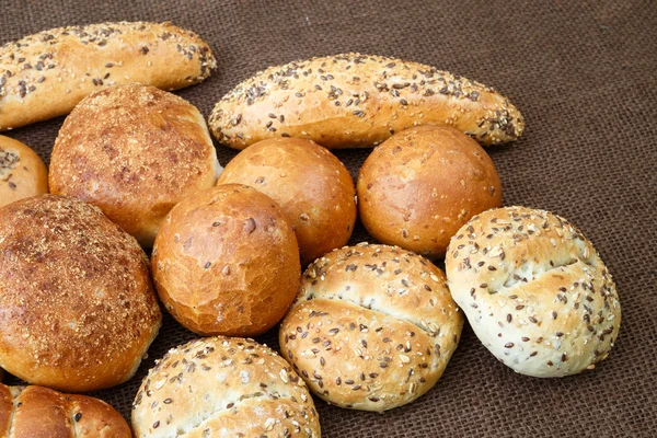 Diferentes tipos de pães integrais e rolos — Fotografia de Stock