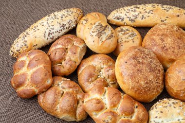 Farklı sıralar kepekli ekmek ve rulolar