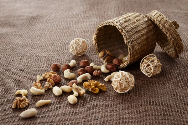 Almond, jambu mete, kenari dan hazelnut berbaring di atas burlap — Stok Foto