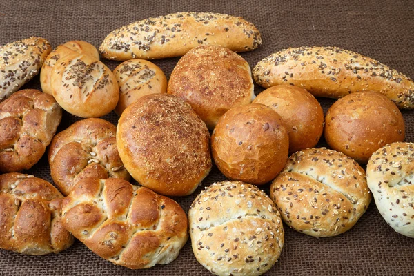 Different sorts of wholemeal breads and rolls — Stock Photo, Image