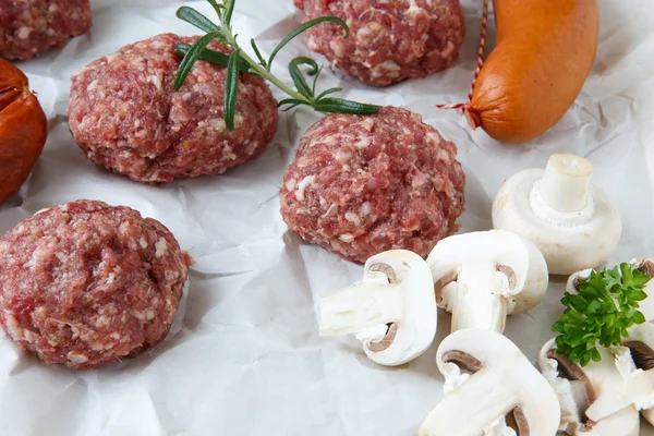 Carne de hamburguesa picada cruda y salchicha con hierbas y especias preparan —  Fotos de Stock