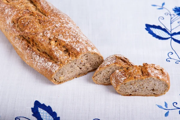 Baguette de céréales fraîches sur tissu blanc — Photo