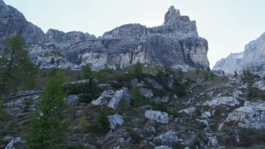 Dolomitlerde geniş bir patika. Yürüyüş gezisi, dolomitler içinde yürüyüş yolu. İtalya, Avrupa.