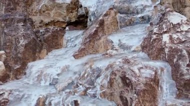 Kayaların üzerinde eriyen buzlar. Küresel ısınma ve iklim değişikliği. Bahar Buzu