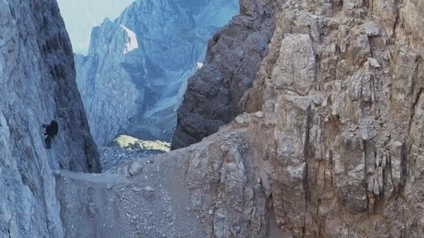 Férfi Hegymászó Ferrata Lélegzetelállító Táj Dolomitok Hegység Olaszországban Utazási Kaland — Stock videók