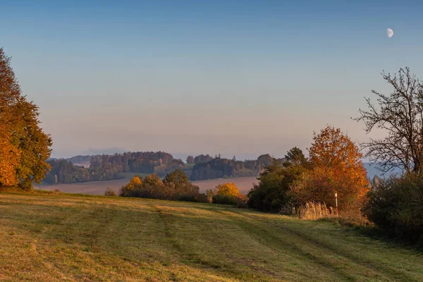 美しい丘陵の秋の風景 秋は森の中です チェコ共和国 — ストック写真