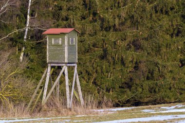 Ormanda ve çayırda avlanmak için tahta gözetleme kulesi.