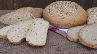 Masada taze ekmek. Fırında ekmek ve dilimlenmiş ekmek..