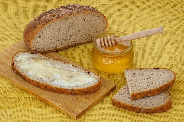 Tagliare Pane Fette Con Burro Miele Colazione — Foto Stock