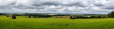 Çayırların ve ormanların panoramik manzarası, Vysocina bölgesi, Çek Cumhuriyeti