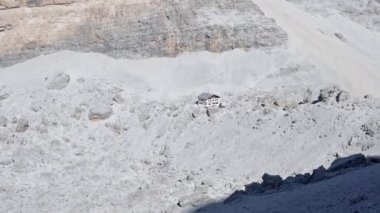 Dolomitlerdeki dağ manzarası ve alp kulübesi, Tofane Grubu, İtalya, Avrupa