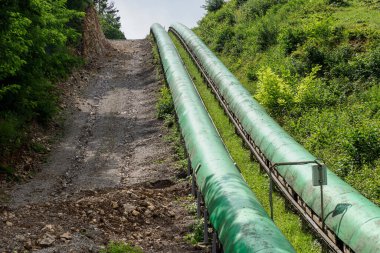 Çimento madenindeki şerit taşıyıcıları. Taş ocağında madencilik endüstrisi.