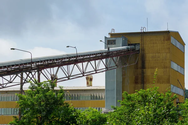 Grandes Silos Correias Transportadoras Equipamentos Mineração Uma Pedreira Indústria Mineira — Fotografia de Stock