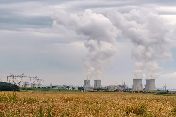 原子力発電所の冷却塔 原子力発電所Dukovany ヴィソチナ地方 チェコ共和国 ヨーロッパ — ストック写真