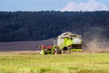 Modern bir biçerdöver tarlası tarafından toplanmış.