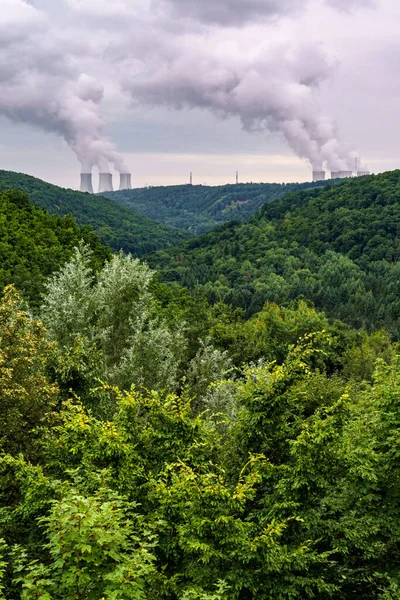 森と地平線に覆われた谷は 原子力発電所Dukovanyの冷却塔です 自然と産業の対比 チェコ共和国 — ストック写真