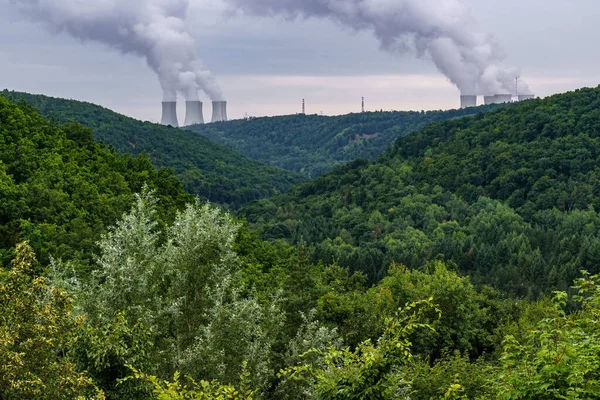 森と地平線に覆われた谷は 原子力発電所Dukovanyの冷却塔です 自然と産業の対比 チェコ共和国 — ストック写真