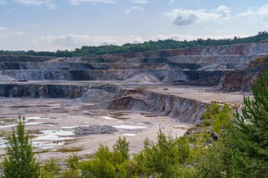 Makineler ve madencilik ekipmanlarıyla açık maden ocağı. Beton üretimi için kireçtaşı madenciliği.