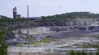 Makineler ve madencilik ekipmanlarıyla açık maden ocağı. Beton üretimi için kireçtaşı madenciliği.