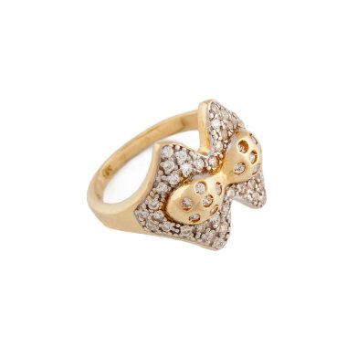 Beyaz arkaplanda altın yüzük