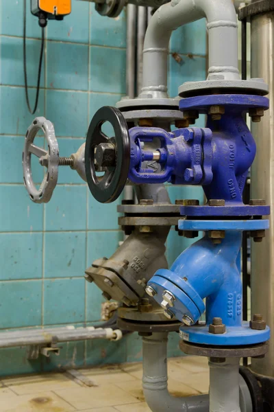 Valvole a pressione nel locale caldaia a gas — Foto Stock