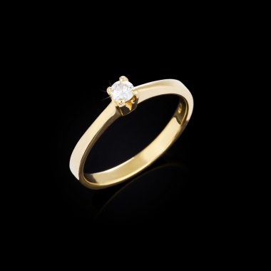 Siyah arkaplanda elmas yüzük 