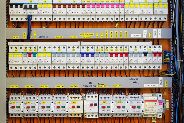 Panel de control con medidores de energía estáticos y disyuntores (fusible ) — Foto de Stock