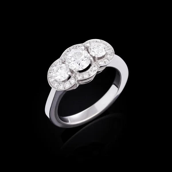 Δαχτυλίδι λευκόχρυσο με λευκά διαμάντια — Φωτογραφία Αρχείου
