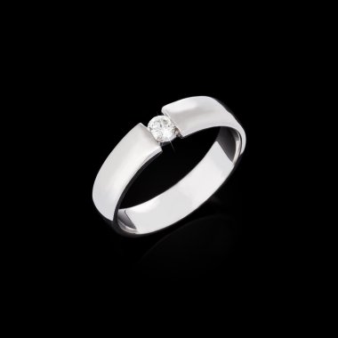 Siyah arka plan üzerine nişan pırlanta yüzük