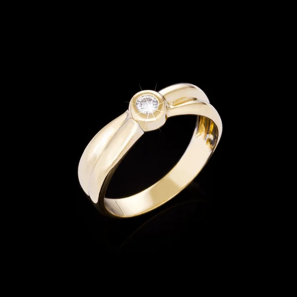 Anel de diamante de ouro no fundo preto — Fotografia de Stock
