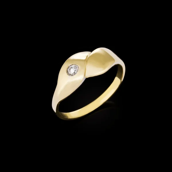 Anello diamante oro su sfondo nero — Foto Stock