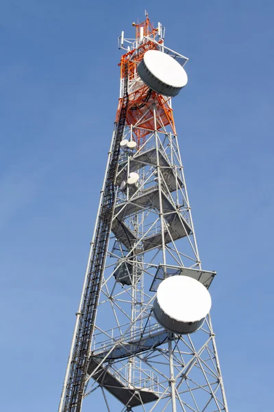 Torre di telecomunicazione contro il cielo blu — Foto Stock