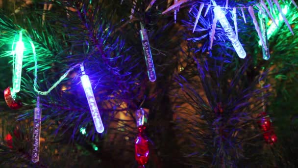 Різдвяні прикраси на дереві — стокове відео