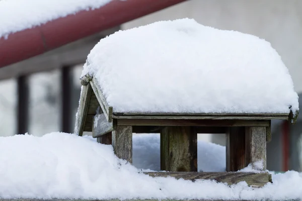 Vogelhaus mit Schneedecke — Stockfoto