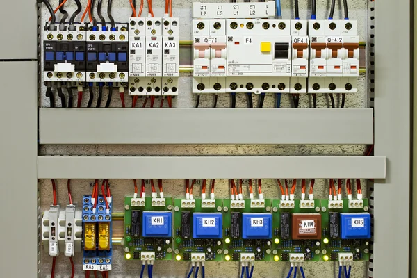 A biztosítók és az érintkezők elektromos panel — Stock Fotó