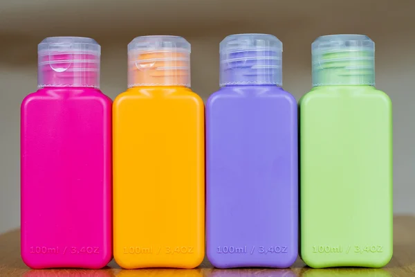 Petites bouteilles en plastique coloré pour voyager — Photo