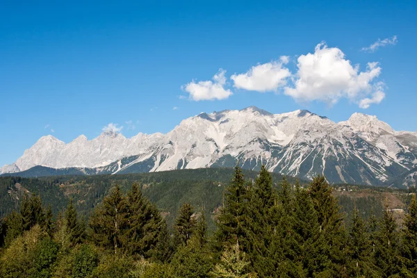 Ορεινό τοπίο με μπλε ουρανό πάνω, Αυστρία — Φωτογραφία Αρχείου