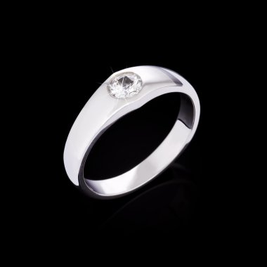 Siyah arka plan üzerine nişan pırlanta yüzük