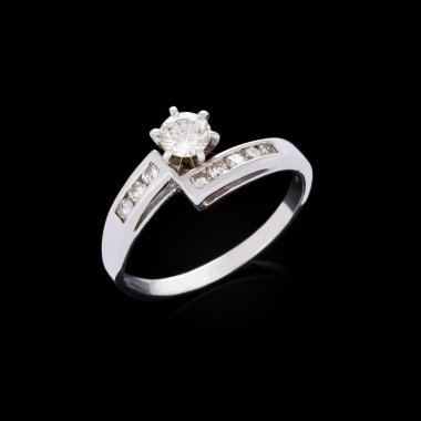 Siyah arka plan üzerine nişan pırlanta yüzük