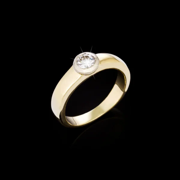 Anillo de diamantes de compromiso sobre fondo negro — Foto de Stock