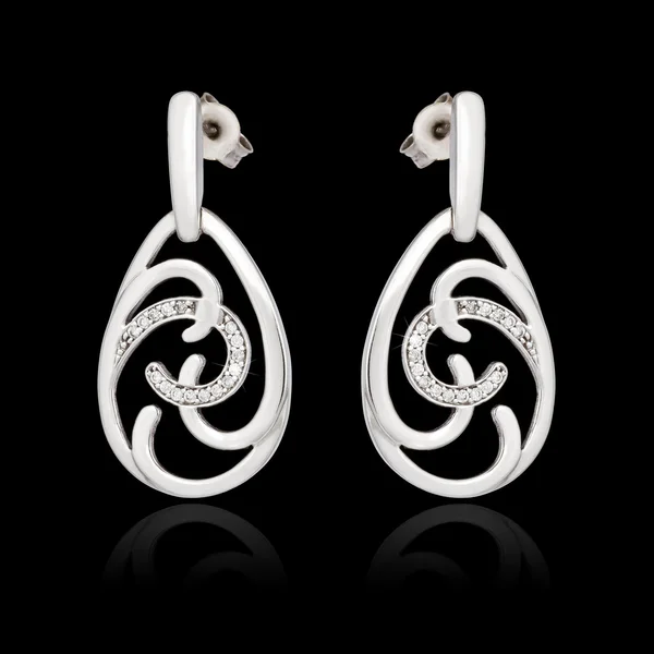 Boucles d'oreilles en or blanc avec diamant isolé sur le fond noir — Photo