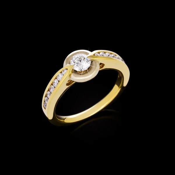 Anel de ouro com diamantes no fundo preto — Fotografia de Stock